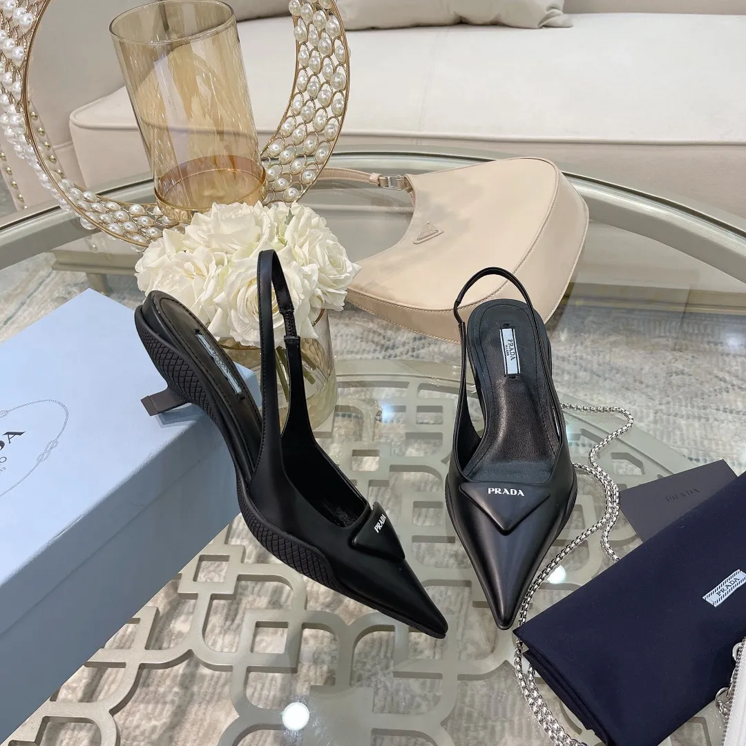 👟👟Ex-factory price 480👟👟 PRADA ²⁰²² Prada’s new spring and summer products are coming with strength! ❣️The same sandals as the popular superstar Jin Chen, a fashionable and versatile nice item. The rubber compartment sole of this glossy leather back strap high-heeled shoe wraps the upper. It reinterprets Prada's archive design to create a mixed style that combines a soft pointed silhouette with sporty elements. The unique comma heels of the 2021 spring and summer series highlight the retro style. The brand's iconic triangle has been given a new look, transformed into micro-lined leather details on this shoe, breathing new life into the brand's traditional elements. This year’s theme is not to be defined, embodying texture through simplicity💛From thick-soled sneakers to sawtooth short boots to 2021 kitten heels, everything reveals a must-have momentum... Combining gentleness and handsomeness, kitten heels are the finishing touch for little women❤️ ⚛Upper: top-grade open-edge beaded cowhide/imported silk ➕Screen-printed triangular leather logo ⚛Inner: sheepskin lining ⚛Outsole: Rubber compartment sole and optical pattern sole pattern ⚛Heel height: 3cm ⚛Size: 35-39 (customized sizes 34, 40, 41 are non-returnable and non-exchangeable)